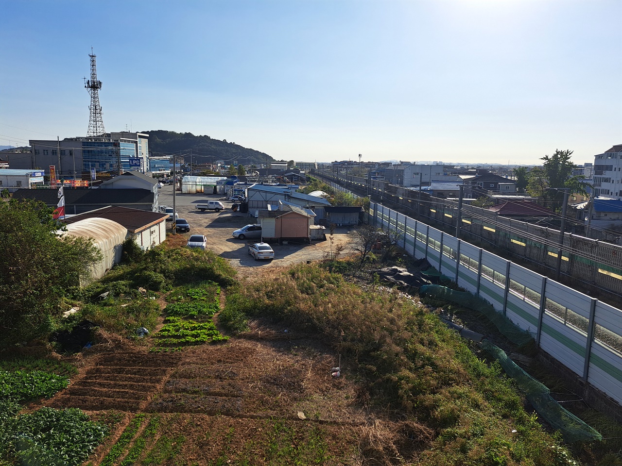 황화산 동학군이 논산 대도소를 꾸린 소토산 쪽에서 바라 본 황화산. 호남선 철길이 옆으로 지난다.