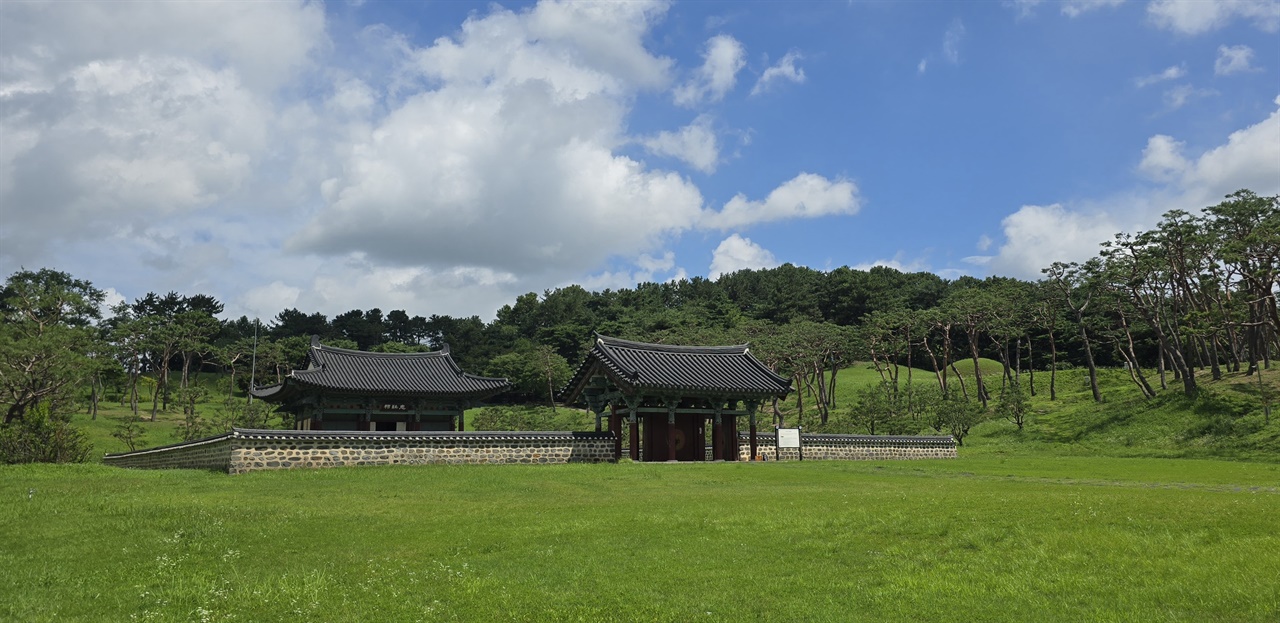 충장사   계백 장군 영정을 모셨다.