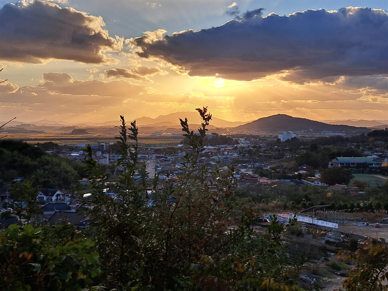 태인 읍내 후퇴하는 동학군이 공식적으로 마지막 전투를 벌인 태인 성황산에서 바라본 남쪽. 멀리 고부 두승산이 보인다.