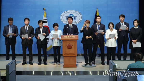  국회 과학기술정보통신위원회 더불어민주당 소속 노종면, 한민수, 정동영, 김현, 조인철, 이정현, 황정아, 이훈기, 최민희 의원이 지난 26일 오전 서울 여의도 국회 소통관에서 기자회견을 열어 이진숙 방송통신위원장의 자격 미달을 지적하며 후보 사퇴를 촉구하고 있다. 