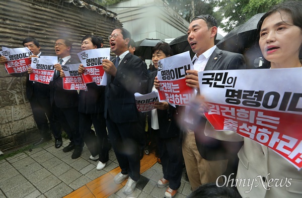 야당 법사위원들, 김건희 여사 청문회 불출석 규탄 김승원, 김용민, 박균택, 박지원, 서영교, 이건태, 이성윤, 장경태, 전현희 더불어민주당 의원과 박은정 조국혁신당 의원 등 야당 법사위원들이 26일 오후 서울 용산구 대통령관저 인근에서 '김건희 여사 청문회 불출석 규탄 및 출석 촉구 기자회견'을 하고 있다. 야당 법사위원들은 경찰의 제지로 인해 예정된 장소에서 기자회견을 열지 못한 채 인근에서 약식으로 진행하며, 윤석열 대통령 탄핵청문회에 증인으로 채택된 윤 대통령의 부인인 김건희 여사와 김여사의 모친인 최은순씨가 불출석 사유서 없이 불참한 것에 대해 항의하며 즉각적인 출석을 요구했다.