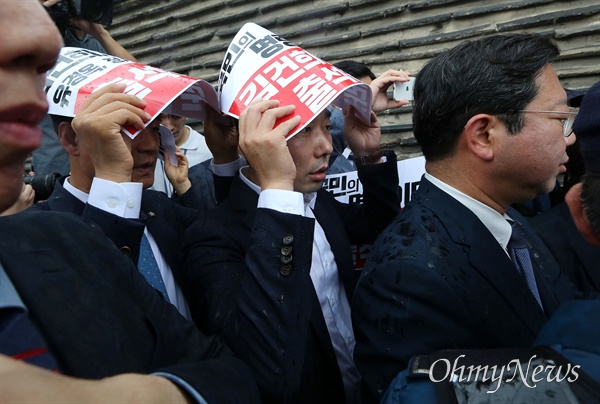 야당 법사위원들, 김건희 여사 청문회 불출석 규탄 야당 법사위원들이 26일 오후 서울 용산구 대통령관저 앞에서 진행하려던 '김건희 여사 청문회 불출석 규탄 및 출석 촉구 기자회견'을 경찰이 도로통제를 하며 막아서자 이에 대해 항의하고 있다. 야당 법사위원들은 경찰의 제지로 인해 예정된 장소에서 기자회견을 열지 못한 채 인근에서 약식으로 진행하며 윤석열 대통령 탄핵청문회에 증인으로 채택된 윤 대통령의 부인인 김건희 여사와 김여사의 모친인 최은순씨가 불출석 사유서 없이 불참한 것에 대해 항의하며 즉각적인 출석을 요구했다.