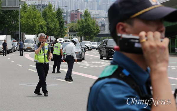 야당 법사위원 기자회견 맞서 대통령 관저 앞 도로통제 야당 법사위원들이 26일 오후 서울 용산구 대통령관저 앞에서 '김건희 여사 청문회 불출석 규탄 및 출석 촉구 기자회견'을 예고하자 경찰이 주변도로를 통제하고 있다.