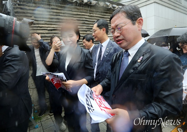 야당 법사위원들, 김건희 여사 청문회 불출석 규탄 김승원, 김용민, 박균택, 박지원, 서영교, 이건태, 이성윤, 장경태, 전현희 더불어민주당 의원과 박은정 조국혁신당 의원 등 야당 법사위원들이 26일 오후 서울 용산구 대통령관저 앞에서 진행하려던 '김건희 여사 청문회 불출석 규탄 및 출석 촉구 기자회견'이 경찰의 도로통제로 가로막히자 인근에서 약식으로 진행한 뒤 국회로 돌아가고 있다. 야당 법사위원들은 윤석열 대통령 탄핵청문회에 증인으로 채택된 윤 대통령의 부인인 김건희 여사와 김여사의 모친인 최은순씨가 불출석 사유서 없이 불참한 것에 대해 항의하며 즉각적인 출석을 요구했다.