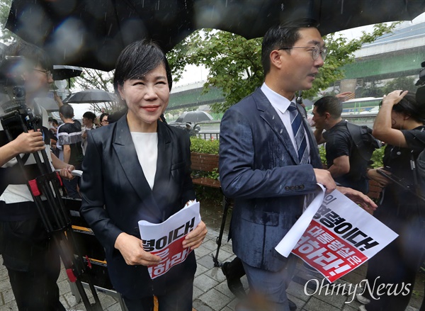 야당 법사위원들, 김건희 여사 청문회 불출석 규탄 김승원, 김용민, 박균택, 박지원, 서영교, 이건태, 이성윤, 장경태, 전현희 더불어민주당 의원과 박은정 조국혁신당 의원 등 야당 법사위원들이 26일 오후 서울 용산구 대통령관저 앞에서 진행하려던 '김건희 여사 청문회 불출석 규탄 및 출석 촉구 기자회견'이 경찰의 도로통제로 가로막히자 인근에서 약식으로 진행한 뒤 국회로 돌아가고 있다. 야당 법사위원들은 윤석열 대통령 탄핵청문회에 증인으로 채택된 윤 대통령의 부인인 김건희 여사와 김여사의 모친인 최은순씨가 불출석 사유서 없이 불참한 것에 대해 항의하며 즉각적인 출석을 요구했다.