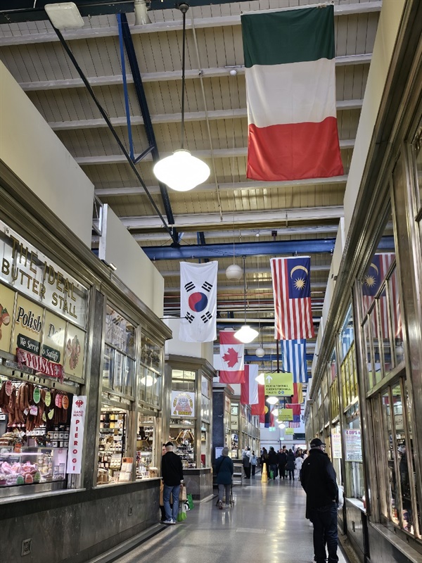 멜버른 Queen Victoria Market (퀸빅토리아마켓) 이민자가 모여 사는 호주에서는 다양한 나라의 음식을 맛볼 수 있다. 멜번에서 가장 큰 시장 퀸빅토리아마켓의 한국 국기가 눈에 띈다.