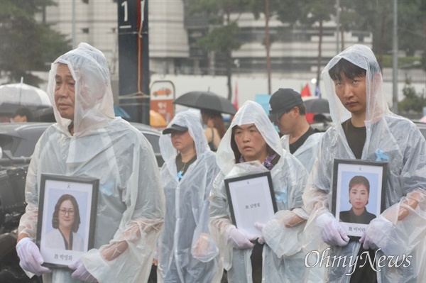  27일 오후 서울 용산구 대통령실 앞에서 아리셀산재피해 가족협의회와 아리셀중대재해참사 대책위원회, 그리고 시민 300여 명이 기자회견을 열고 서울역 방면으로 행진했다. 유족들은 폭우가 내리는 중에도 떠나보낸 가족의 영정 사진을 붙든 채 걸었다.