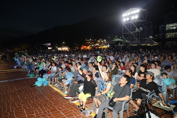  경남 사천시의 특별한 여름밤 문화공연 무대인 '2024 토요상설무대 프러포즈'의 막이 올랐다. 7월 27일 저녁 삼천포대교공원에서는 지역 국악 영재들의 맑은 소리부터 트로트 가수들의 흥겨운 무대까지 다채로운 공연이 펼쳐졌다.