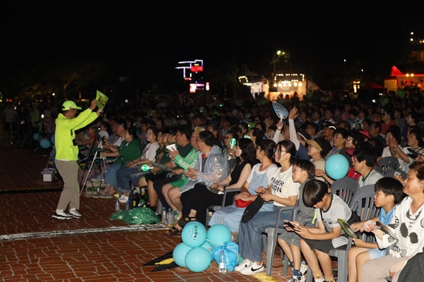  경남 사천시의 특별한 여름밤 문화공연 무대인 '2024 토요상설무대 프러포즈'의 막이 올랐다. 7월 27일 저녁 삼천포대교공원에서는 지역 국악 영재들의 맑은 소리부터 트로트 가수들의 흥겨운 무대까지 다채로운 공연이 펼쳐졌다.