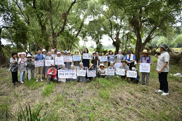  미사가 끝이 나고 참가자들이 모두 함께 외쳤다. 금호강 삽질을 멈춰라! 팔현습지를 국가습지로 지정하라! 