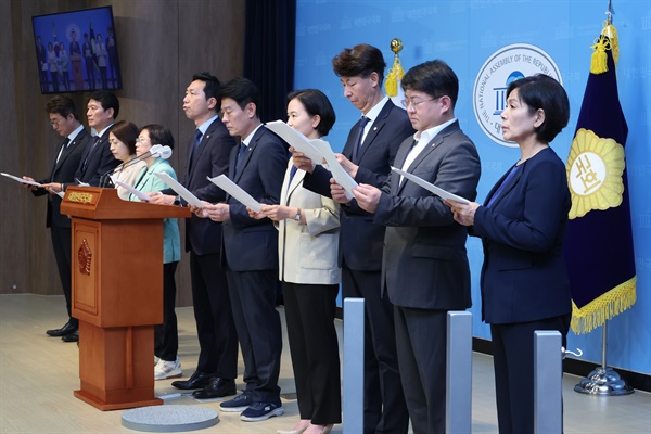  국회 과학기술정보방송통신위원회 소속 야당 의원들이 28일 오후 국회 소통관에서 이진숙 방송통신위원장 후보자의 '법인카드 유용 의혹'을 확인하기 위해 벌였던 대전MBC 등의 현장검증 결과를 설명하고 있다. 2024.7.28 