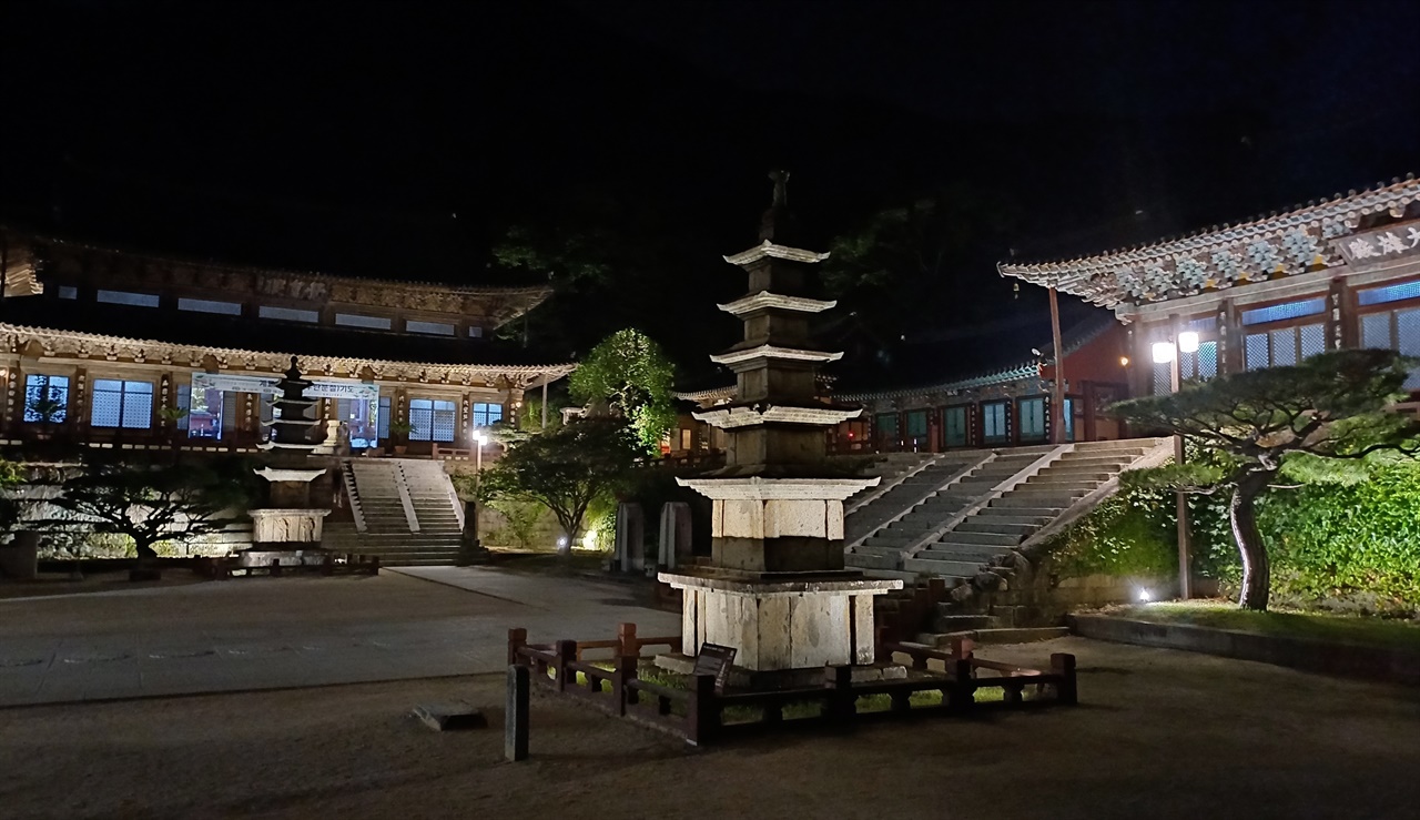  화엄사의 여름밤. 화엄사는 8월 한달 동안 산문을 자정까지 개방한다. 지난해 여름밤 풍경이다.