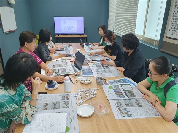 관저마을신문 지난 10일 관저마을신문 기자들이 편집회의에 열중하고 있다.