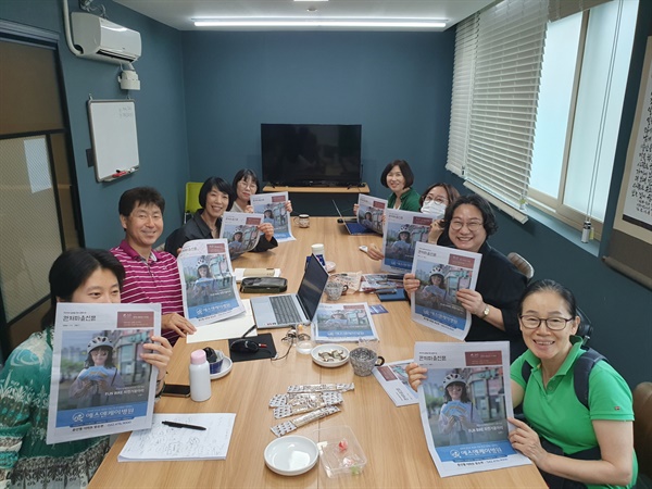 관저마을신문 관저마을신문을 이끌어가는 기자들이자 대전 지역 주민들이 신문을 들어보이고 있다.