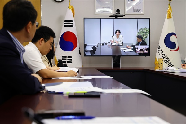  송미령 농림축산식품부 장관이 29일 아침 서울과 세종을 연결한 영상회의로 '농축산물 수급상황 점검회의'를 진행하고 있다.