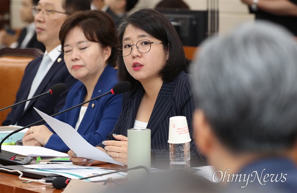  용혜인 기본소득당 의원이 29일 오전 국회 행정안전위원회에서 열린 조지호 경찰청장 후보자에 대한 인사청문회에서 질의하고 있다.