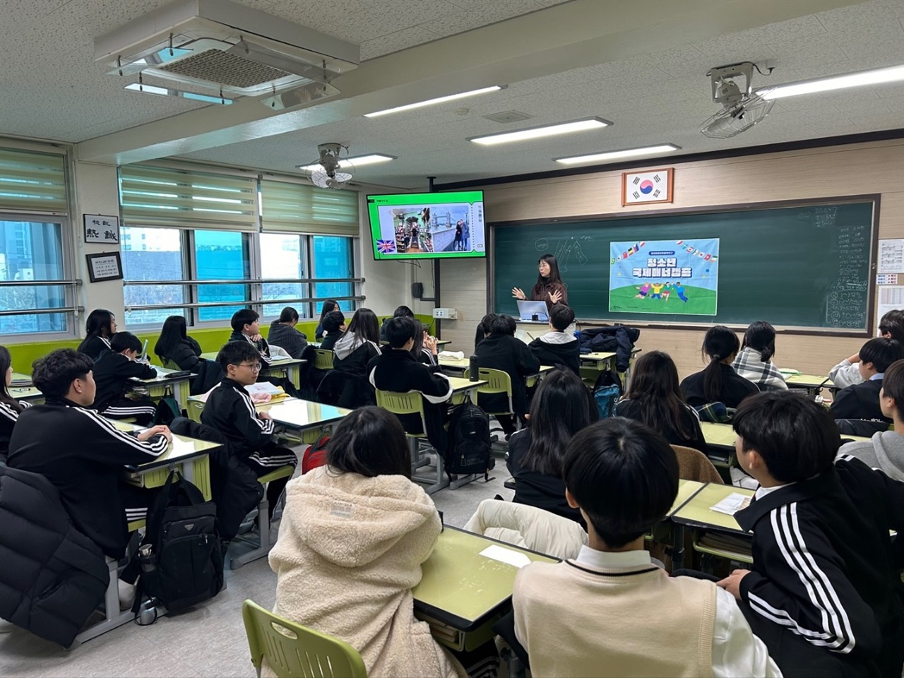 지난 12월, 용인 이현중학교에서 진행한 <청소년 국제매너캠프> 수업 현장 두 시간에 걸쳐 필자의 해외 생활 경험담 및 글로벌 시대에 한국인에게 필요한 역량에 대해 청소년들과 함께 이야기를 나눴다.