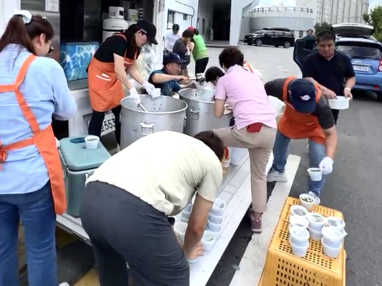  서산시자원봉사센터가 집중호우로 큰 피해를 본 논산시에 도시락 360인분을 만들어 직접 전달했다.