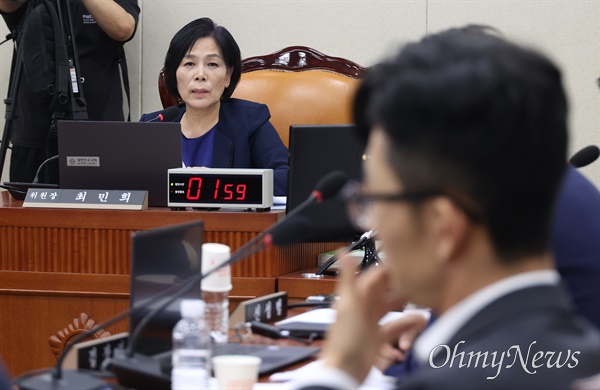  최민희 국회 과학기술정보방송통신위원회 위원장이 29일 오후 서울 여의도 국회에서 열린 과학기술정보방송통신위원회 전체회의에서 “전체주의 국가에서 생활하시다보니 민주주의적 원칙이 안 보이십니까”라고 박충권 국민의힘 의원에게 말한 것에 대해 사과하고 있다.