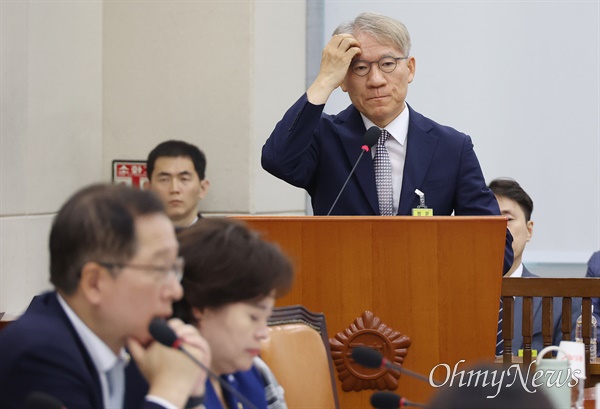  조병노 전 서울경찰청 생활안전부장이 29일 오후 서울 여의도 국회 행정안전위원회 조지호 경찰청장 후보자 인사청문회에 증인으로 출석해 의원 질의에 답변하고 있다.