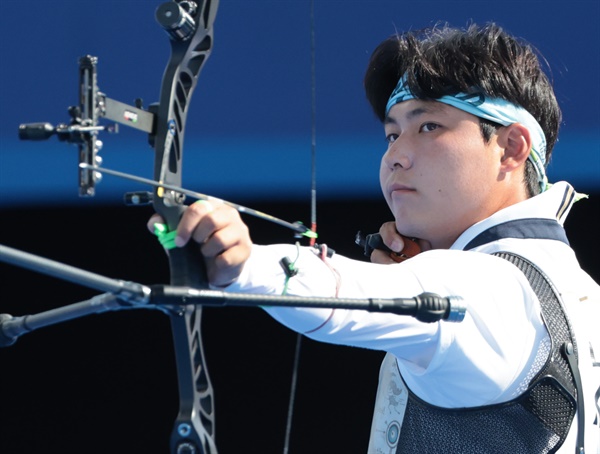  이우석이 29일(현지시간) 프랑스 파리 레쟁발리드 양궁 경기장에서 열린 2024 파리올림픽 양궁 남자 단체 결승전 한국과 프랑스의 경기에서 과녁을 조준하고 있다.