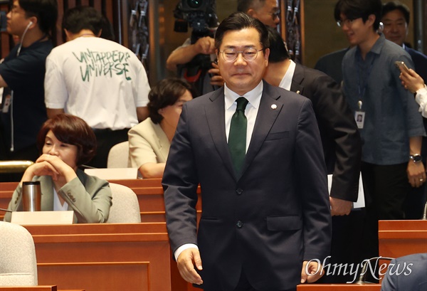  박찬대 더불어민주당 당대표 직무대행 겸 원내대표가 30일 오전 서울 여의도 국회에서 열린 의원총회에 참석하고 있다.