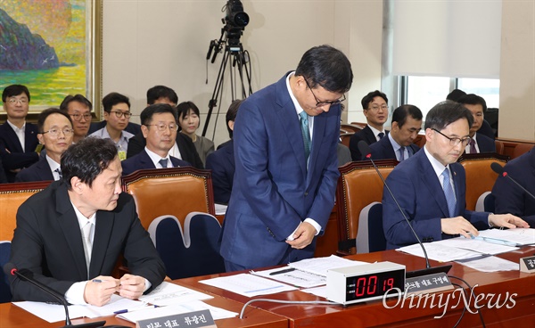  구영배 큐텐그룹 대표가 30일 오후 서울 여의도 국회에서 열린 정무위원회 전체회의에 출석해 위메프, 티몬  미정산 사태에 대해 "이번 사태로 피해를 본 판매자와 파트너, 국민께 진심으로 사죄 드린다”고 고개를 숙이고 있다.