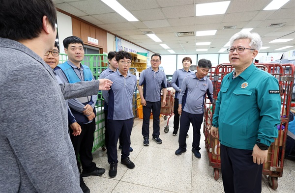  조해근 우정사업본부장(오른쪽)이 31일 오전 대전대덕우체국을 방문해 여름철 집배원의 안전보건관리 이행상황을 점검하고 노고를 격려하고 있다.