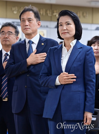 이진숙 방통위장-김태규 상임위원 취임 이진숙 신임 방송통신위원장이 31일 오전 경기도 과천정부청사 내 방송통신위원회에서 열린 취임식에서 김태규 방송통신위원회 신임 상임위원(왼쪽) 및 직원들과 함께 국민의례를 하고 있다.