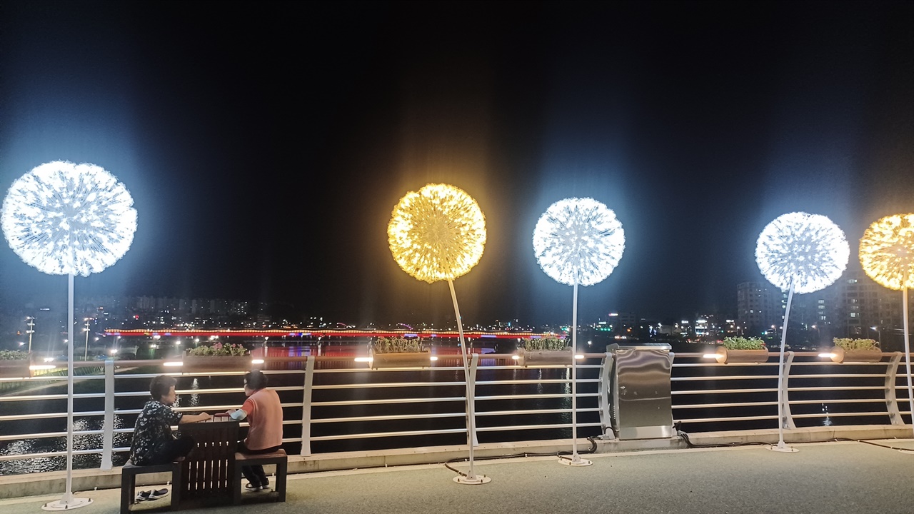 안동 마뜰보행교 안동 낙동강 위 보행교에서 시민들이 한여름밤 여가를 즐기고 있다. 