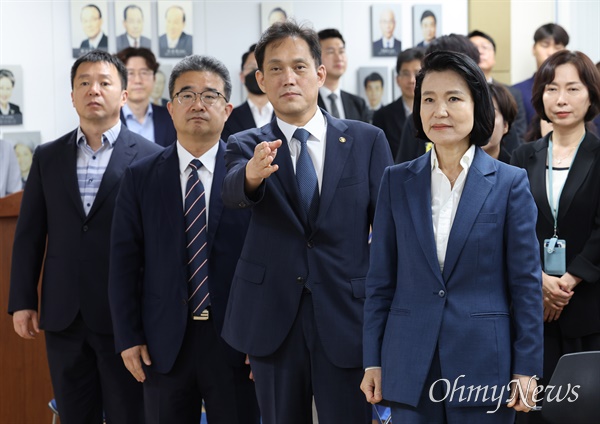 이진숙 방통위장 취임 이진숙 신임 방송통신위원장과 김태규 신임 방송통신위원회 상임위원이 31일 경기 과천시 정부과천청사 방송통신위원회에서 열린 취임식에 참석해 있다.