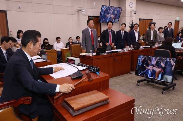  정청래 법제사법위원장이 31일 오전 서울 여의도 국회 법제사법위원회 전체회의에서 2024년 민생회복지원금 지급을 위한 특별조치법안(전국민 25만원 지원법), 노동조합 및 노동관계조정법 일부개정법률안(노란봉투법) 가결을 선포하자, 국민의힘 유상범 간사를 비롯한 소속 의원들이 반발하며 항의하고 있다.