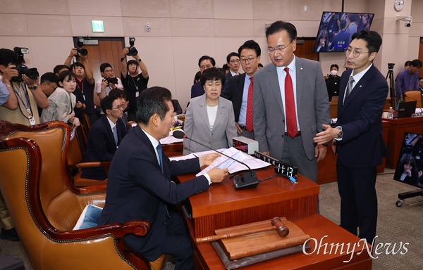  정청래 법제사법위원장이 31일 오전 서울 여의도 국회 법제사법위원회 전체회의에서 2024년 민생회복지원금 지급을 위한 특별조치법안(전국민 25만원 지원법), 노동조합 및 노동관계조정법 일부개정법률안(노란봉투법) 가결을 선포하자, 국민의힘 유상범 간사를 비롯한 소속 의원들이 반발하며 항의하고 있다.