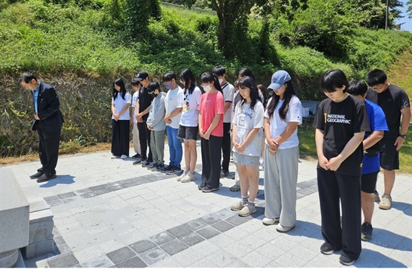  홍동중학교 2학년 학생들은 6.25 전쟁 74주년을 맞아 지난 학기 내내 '반전'과 '평화'를 위한 프로젝트수업을 했다. 이중 '우리 마을의 비극적인 역사 알아보기' 시간에 홍동면 ‘한국전쟁 민간인 희생자 위령비’를 답사해 추모묵념을 하고 있다.