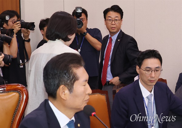  정청래 법제사법위원회 위원장이 31일 오후 서울 여의도 국회 법제사법위원회 전체회의에서 2024년 민생회복지원금 지급을 위한 특별조치법안(전국민 25만원 지원법), 노동조합 및 노동관계조정법 일부개정법률안(노란봉투법) 처리 도중 자신을 향해 “지가 뭔데”라고 항의한 곽규택 국민의힘 의원에게 “사과를 하지 않으면 발언권을 정지하겠다”고 하자, 곽 의원이 사과를 거부한 채 회의장을 나서고 있다.