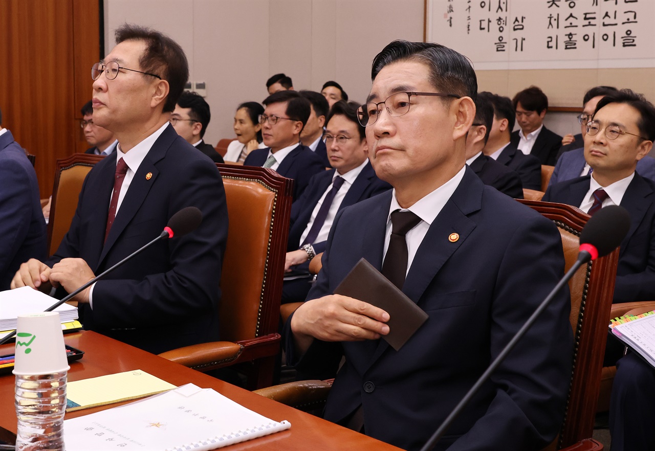  신원식 국방부 장관이 31일 오전 국회에서 열린 법제사법위원회 전체회의에 참석해 자리하고 있다. 2024.7.31