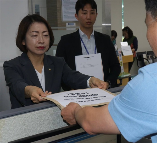  국회 과학기술정보방송통신위원회 소속 야당 의원들을 대표해 민주당 황정아(대전 유성구을) 의원이 31일 오후 대전 유성경찰서에 이진숙 방송통신위원회 위원장에 대한 고발장을 제출했다.