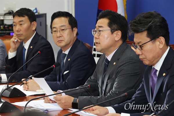  박찬대 더불어민주당 당대표 직무대행 겸 원내대표가 1일 오전 서울 여의도 국회에서 열린 정책조정회의에서 윤석열 대통령의 이진숙 방송통신위원장 임명에 대해 “윤석열 대통령은 끝내 독재의 길을 가겠다고 선언했다”며 “수사 받아야 할 대상인 이진숙 을 방송통신위원장으로 임명했다”고 비판했다.