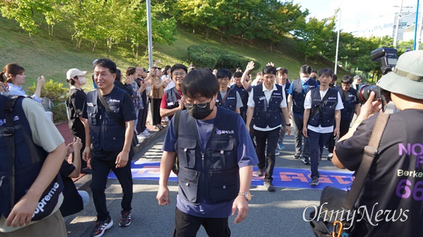  외투기업인 구미 아사히글라스에서 해고된 노동자들이 대법원 판결을 받고 9년 만인 1일 동료들의 박수를 받으며 출근길에 올랐다.