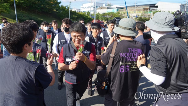  외투기업인 구미 아사히글라스에서 해고된 노동자들이 대법원 판결을 받고 9년 만인 1일 동료들의 박수를 받으며 출근길에 올랐다.