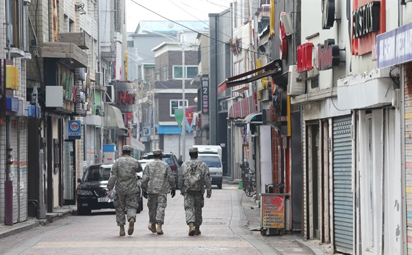  경기도 동두천시 보산동 외국인관광특구에서 미2사단 장병과 카투사가 텅빈 거리를 지나가고 있다. 2014.11.5