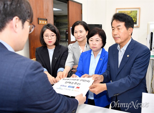  더불어민주당 김현 의원, 조국혁신당 이해민 의원, 진보당 윤종오 의원, 기본소득당 용혜인 의원이 1일 오후 서울 여의도 국회 의안과에서 '이진숙 방송통신위원장에 대한 탄핵소추안'을 제출하고 있다.