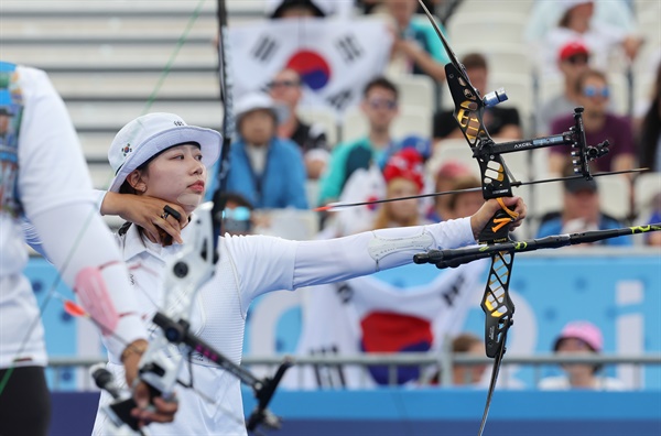  1일(현지시간) 프랑스 파리 레쟁발리드에서 열린 2024 파리올림픽 양궁 여자 개인전 인도네시아의 레자 옥타비아와의 32강 경기에서 임시현이 활시위를 놓고 있다.