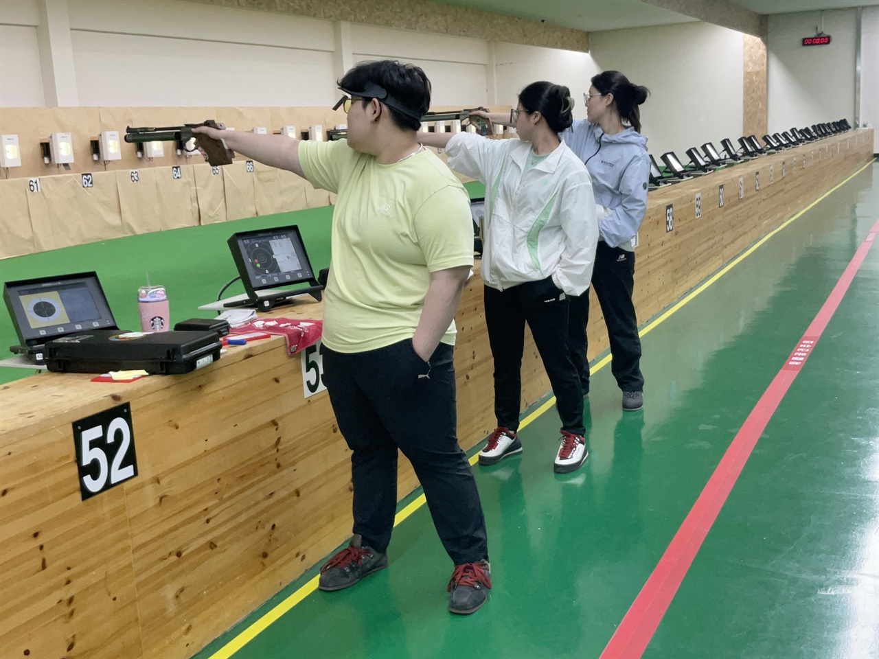  임실 전북종합사격장에서 임실군청 사격팀 동료들 훈련하며 김예지 선수를 응원하고 있다.