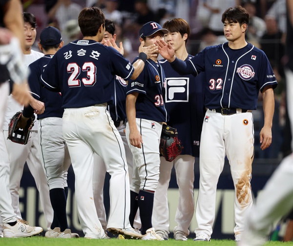  1일 광주기아챔피언스필드에서 열린 프로야구 두산 베어스와 KIA 타이거즈의 경기. 1-0으로 승리한 두산 선수들이 하이파이브를 나누고 있다. 2024.8.1