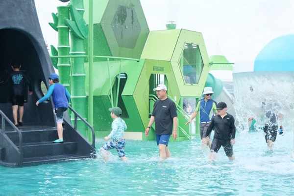  경기 여주시는 방학을 맞은 아이들과 무더위에 지친 시민들을 위해 1일부터 오학동 남한강둔치 물놀이장 시범운영을 개시했다고 2일 밝혔다.
