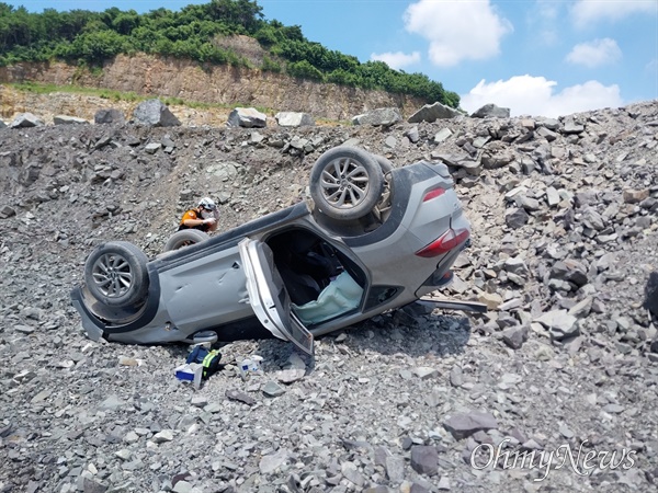  8월 2일 낮 12시 6분경 경남 사천시 사천읍 금곡리 소재 석산 개발현장에서 차량 추락사고 발생.