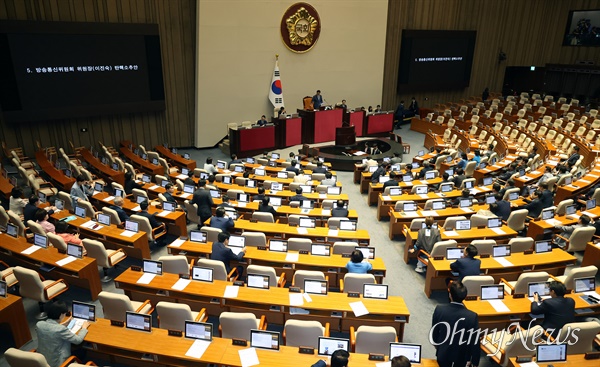  2일 오후 서울 여의도 국회 본회의에서 이진숙 방송통신위원회 위원장 탄핵소추안이 188명 가운데 찬성 186표, 반대 1표, 무효 1표로 가결됐다.