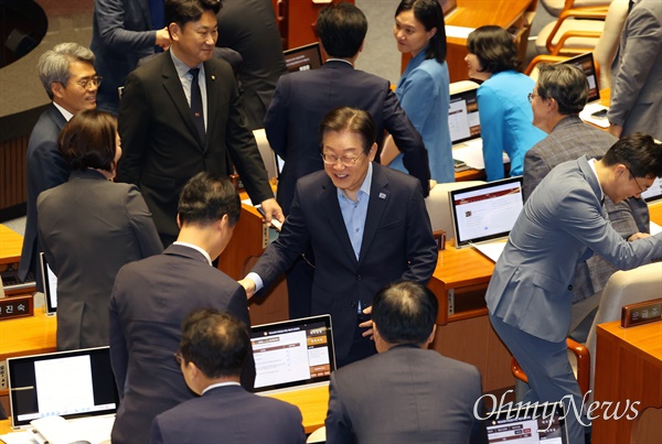  이재명 더불어민주당 전 대표가 2일 오후 서울 여의도 국회 본회의에서 2024년 민생회복 지원금 지급을 위한 특별조치법안(전 국민 25만원 지원법)에 투표한 뒤 동료 의원들과 인사를 나누고 있다. 전 국민 25만원 지원법은 이재명 전 더불어민주당 대표의 총선 공약이자 민주당이 22대 국회 당론1호 법안이다.