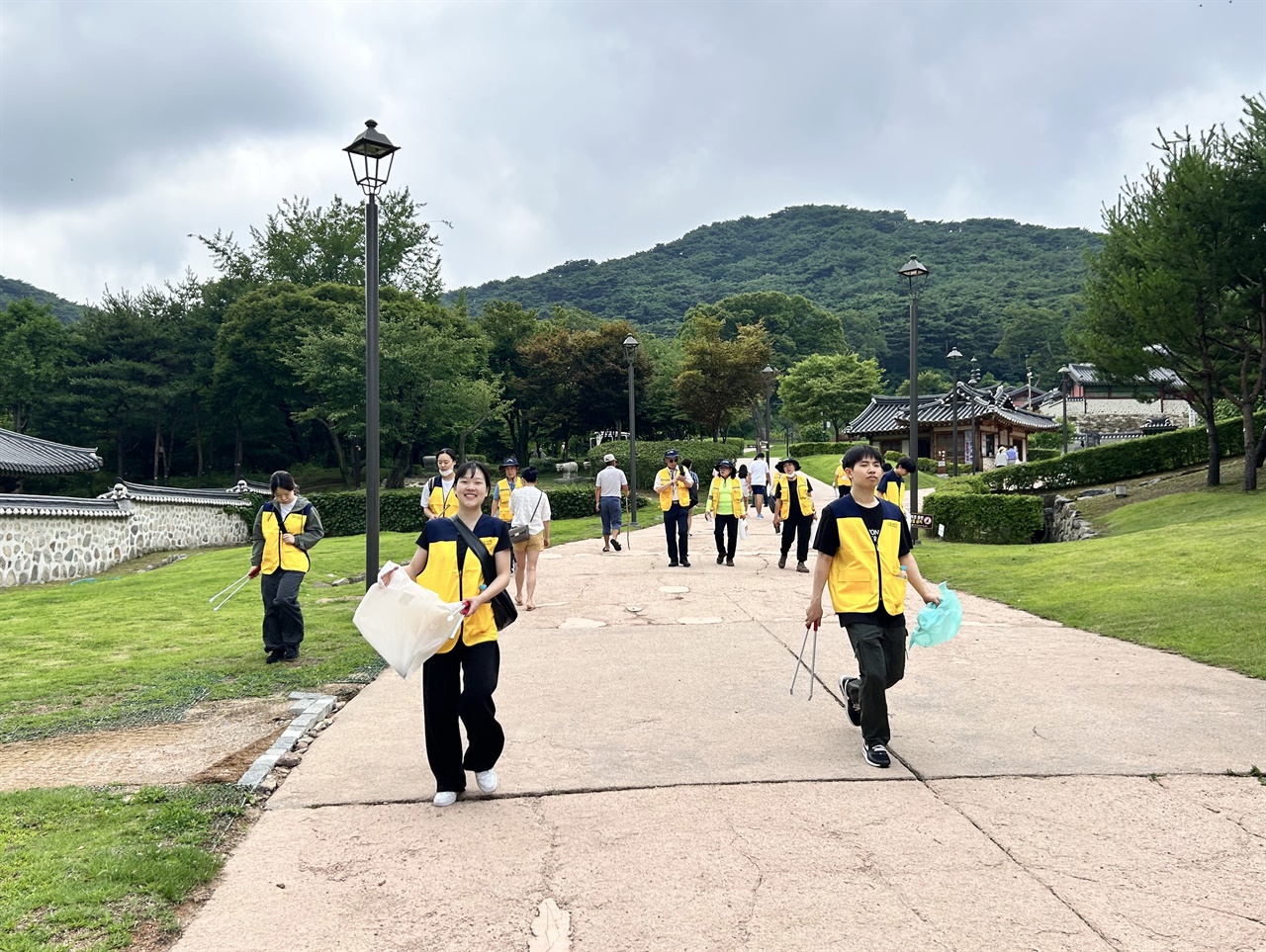  행궁과 산성로터리 일대에서 플로깅을 하고 있는 지킴이와 산성밖학교 학생들 